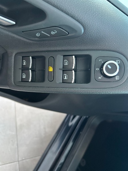 
								Volkswagen Golf completo									